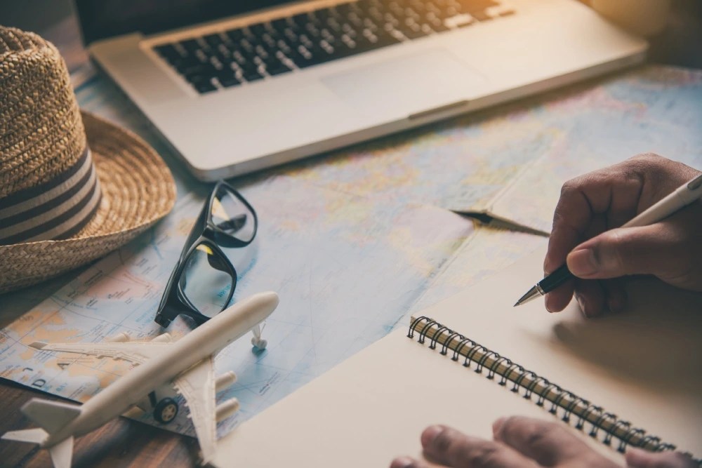 Persona haciendo su presupuesto de viaje