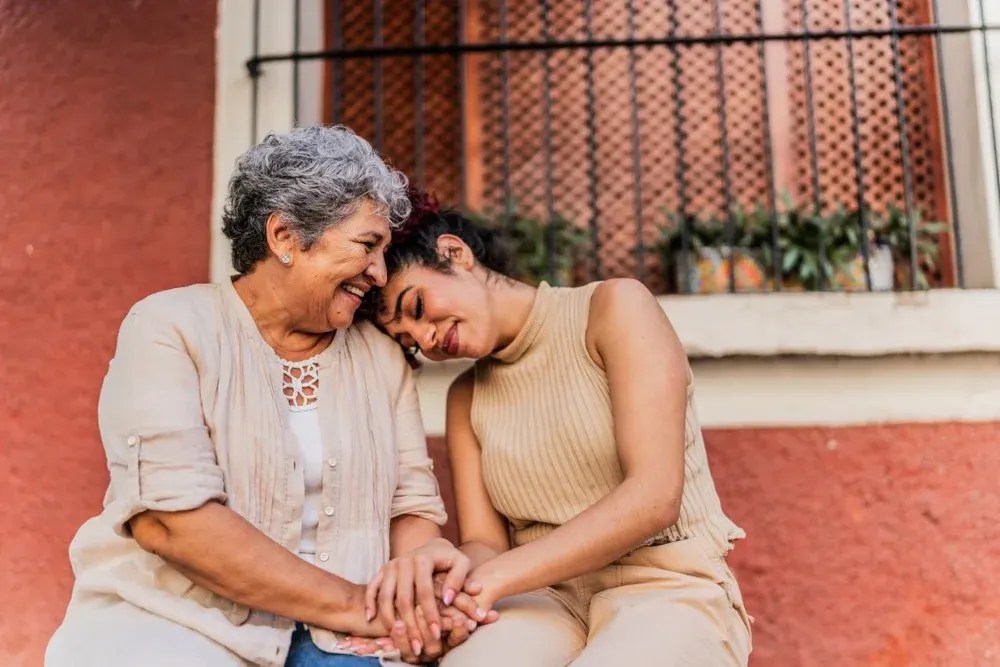 Madre e hija abrazadas