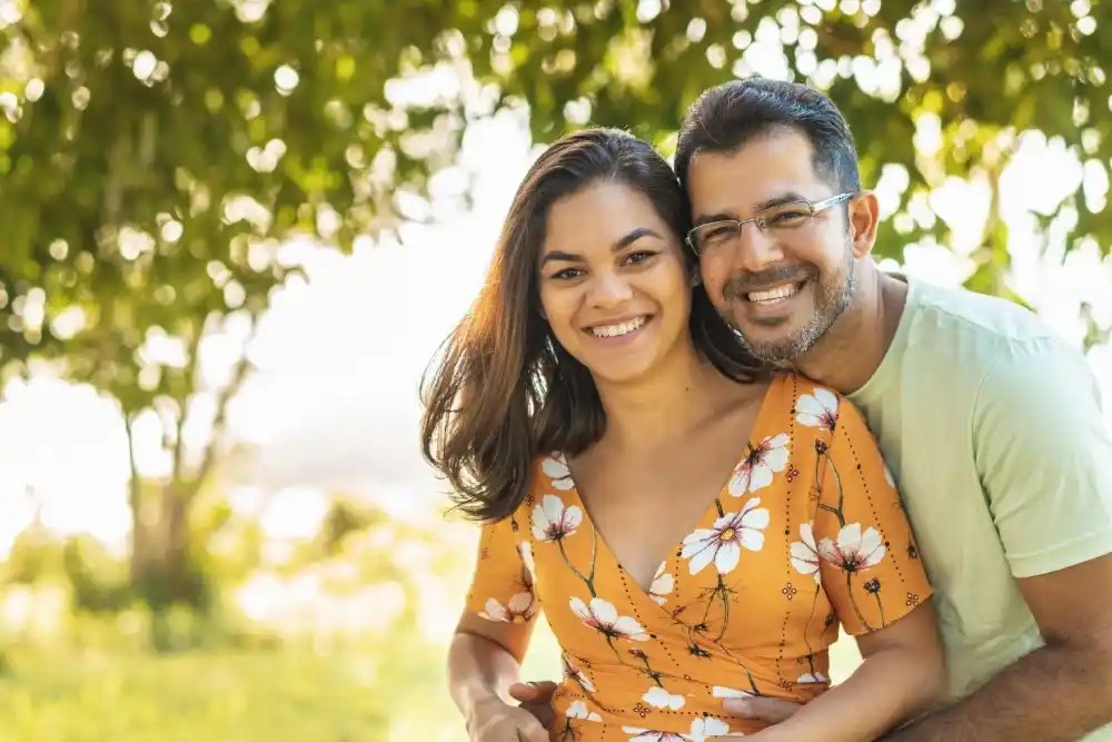 Pareja contenta tras aplicas una estrategia financiera