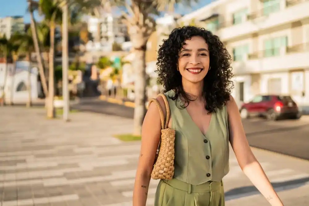 Mujer caminando con confianza al tener un seguro