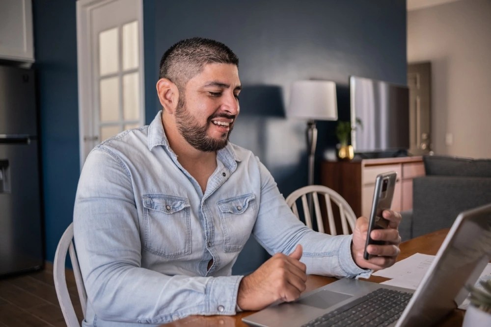 Persona revisando cómo funcionan las tarjetas virtuales