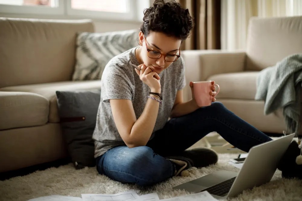 Mujer aprende cómo pedir un préstamo según sus necesidades.