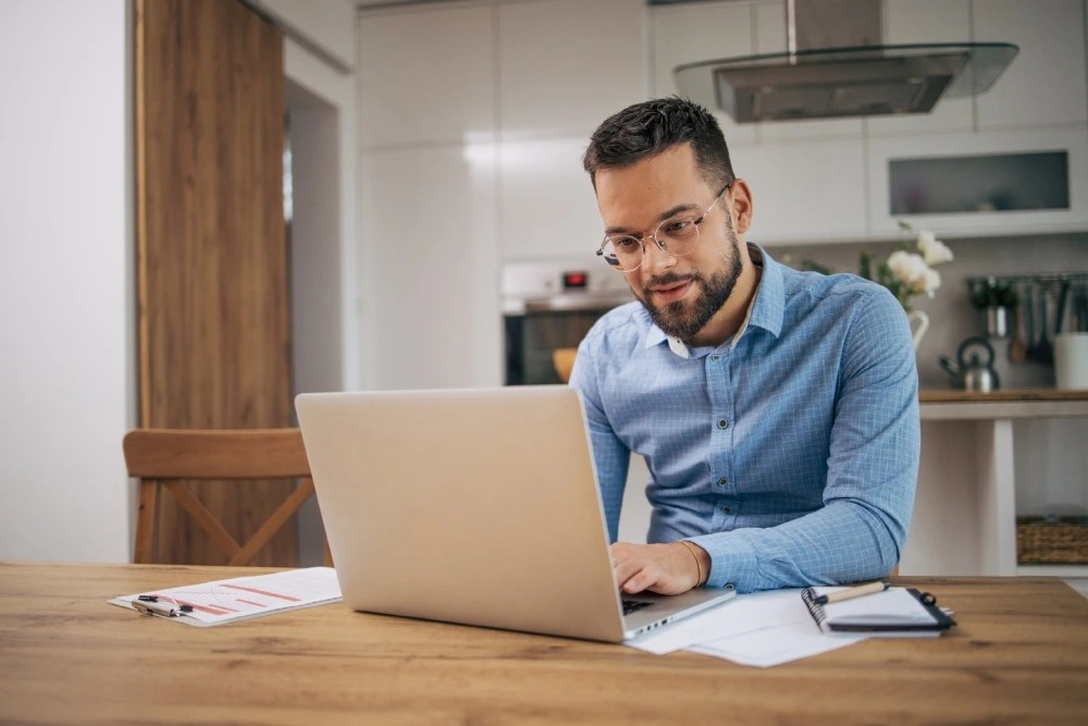 persona calculando el cat de tarjeta de crédito