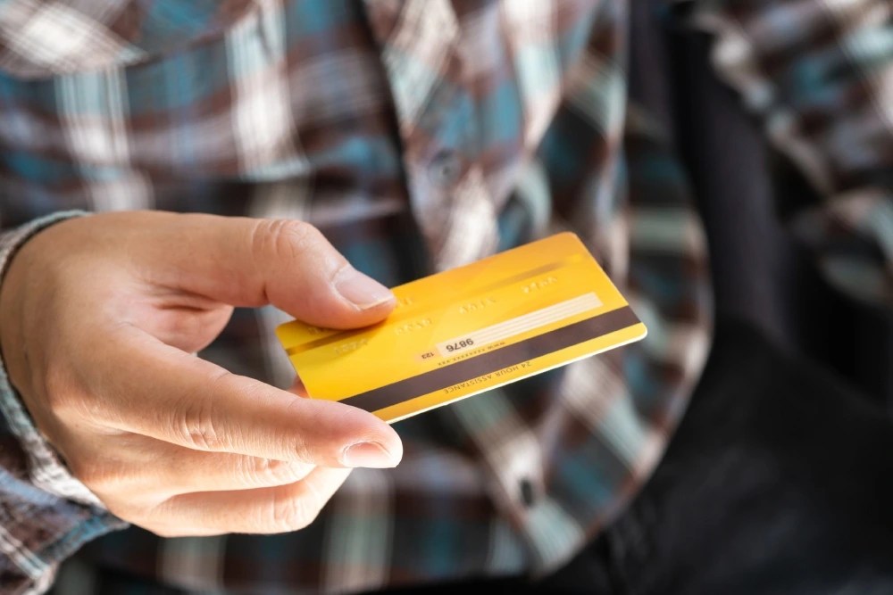 Persona revisando el cvc de su tarjeta