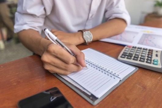 ¿Cómo crear un plan de gastos que funcione para ti?