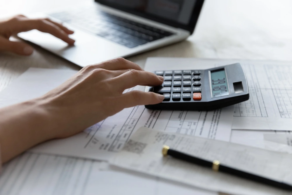 Persona haciendo su plan financiero personal