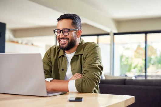 Tu descanso inicia con un plan: ¿cómo funciona una caja de ahorro?