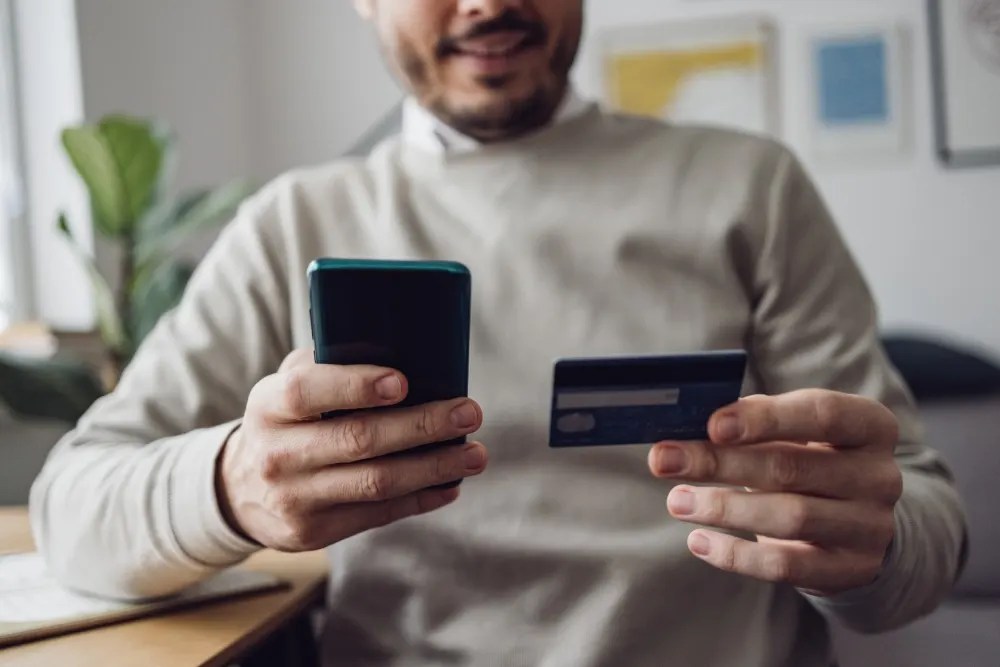 Persona calcula su capacidad de pago