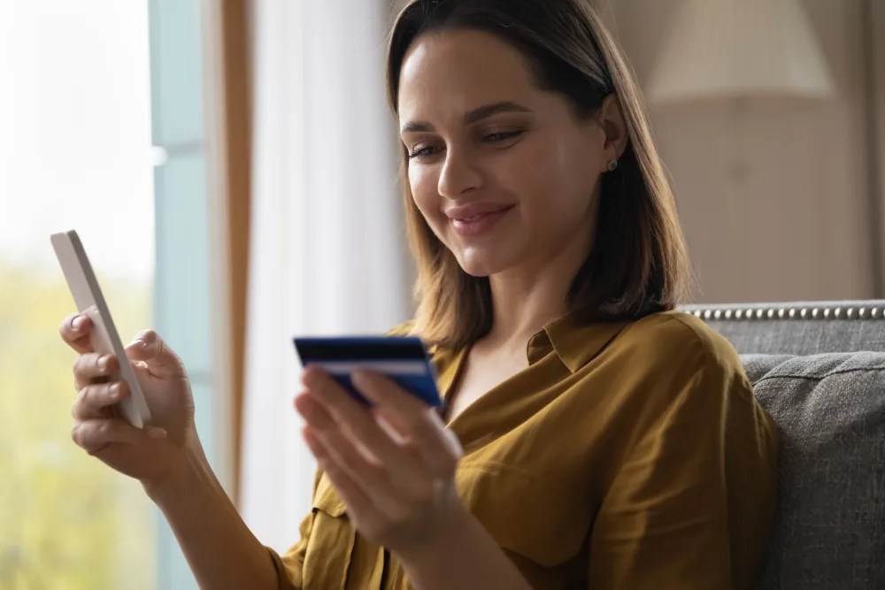 Persona aprende cómo usar una tarjeta de crédito.