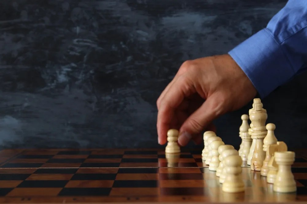 Planifica tu estrategia financiera con las lecciones del ajedrez.
