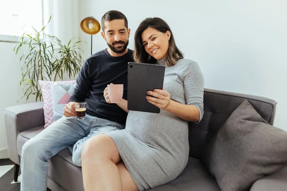Pareja revisando los seguros para embarazadas