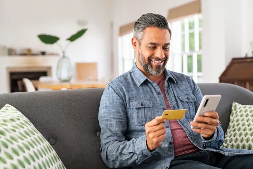 hombre utilizando su aplicación movil bancaria