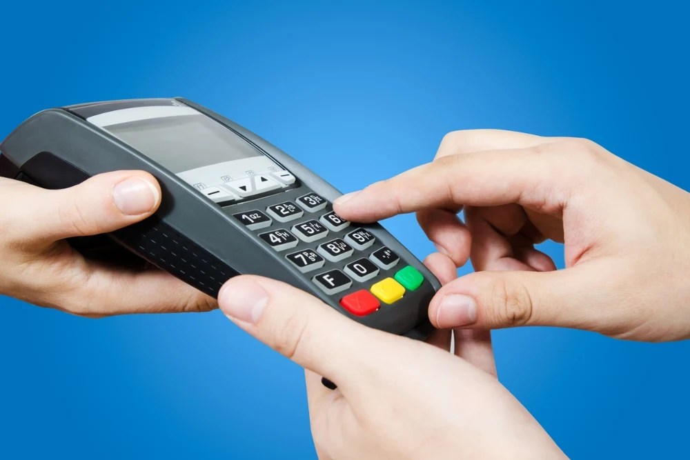 Persona marcando su nip bancario