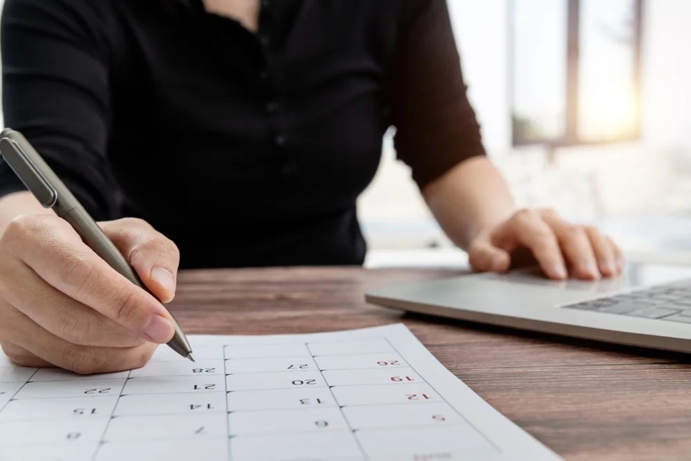 persona inscribiendo sus pagos domiciliados