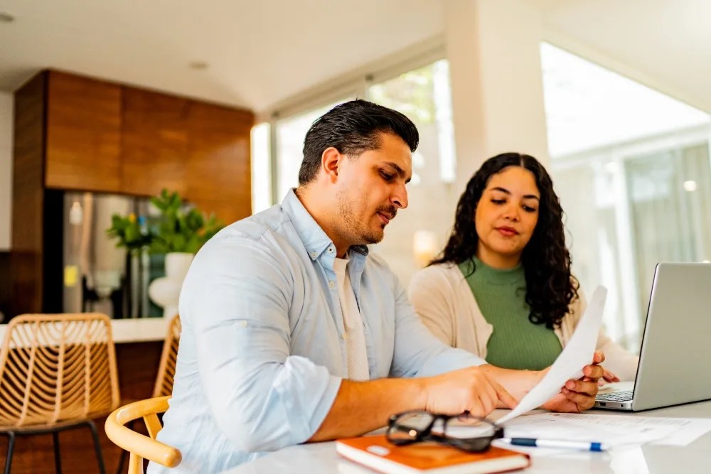 pareja revisando como pagar tarjeta de credito
