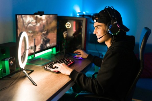 ¿Cómo puedo mejorar mi PC gamer y equipo con un plan de ahorro?