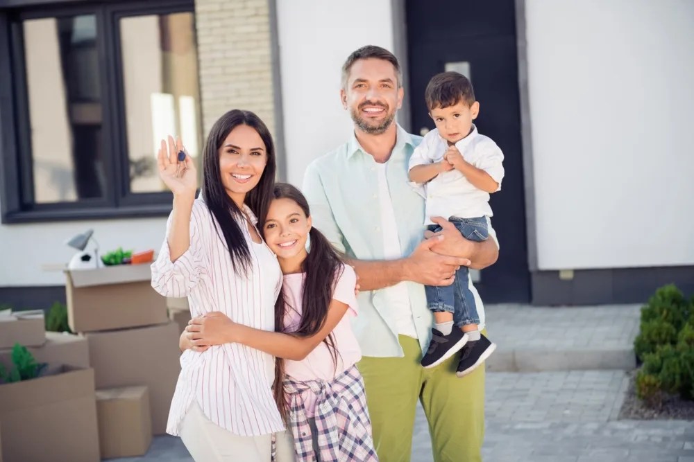 Familia recibiendo su casa nueva con aporte de infonavit
