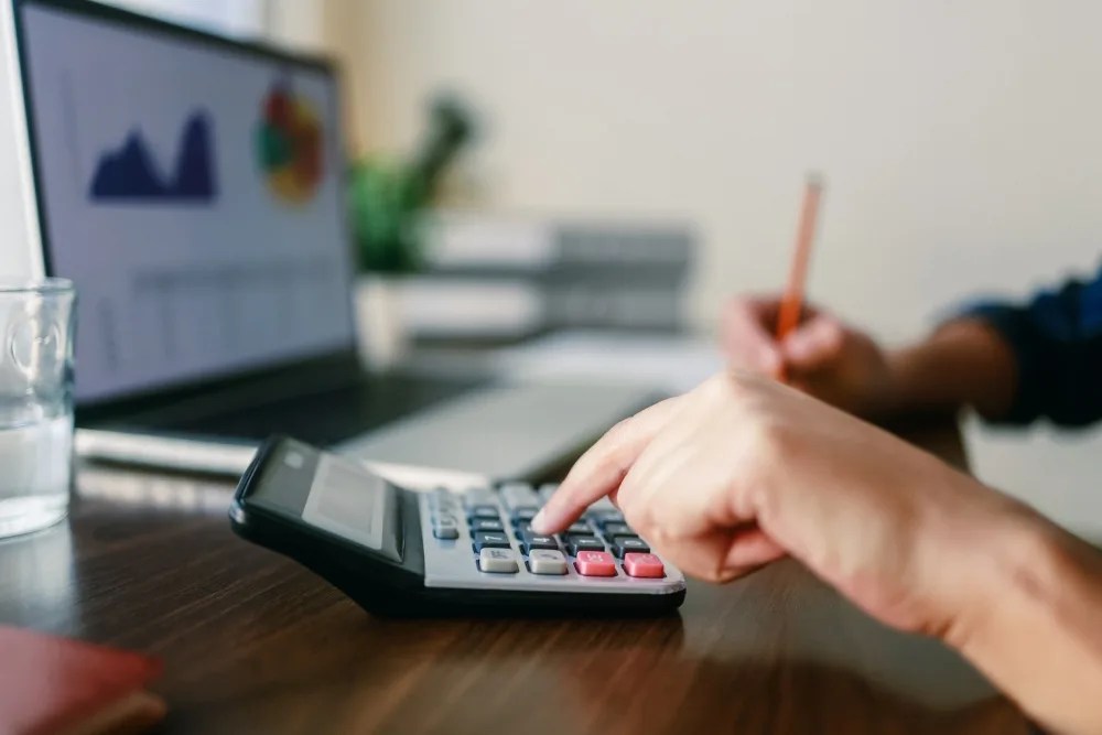 persona aplicando los consejos financieros personales.