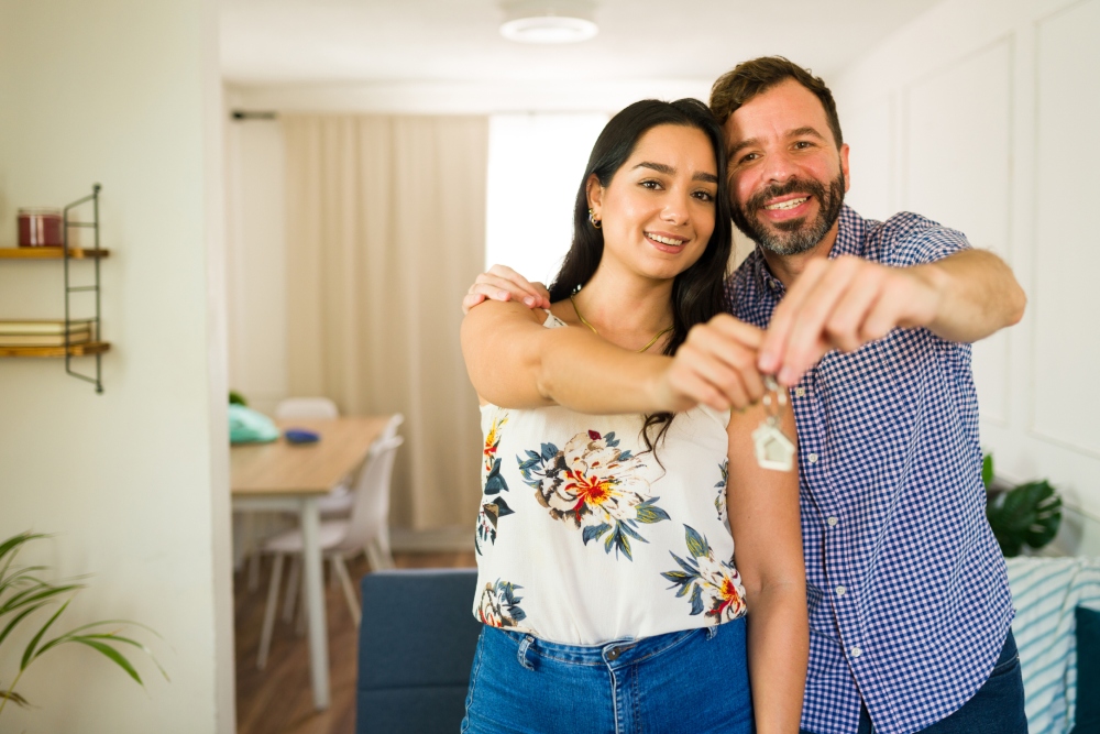 Pareja simula crédito para comprar casa