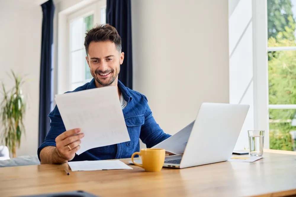 Persona ordenando sus finanzas para un retiro digno