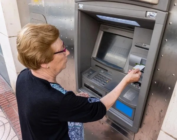 Cómo usar un cajero automático paso a paso y sin complicaciones