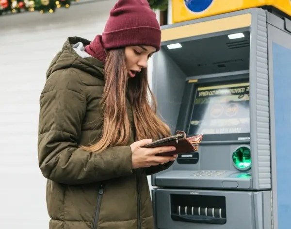 ¿Qué es el tallado de tarjeta en el cajero automático?