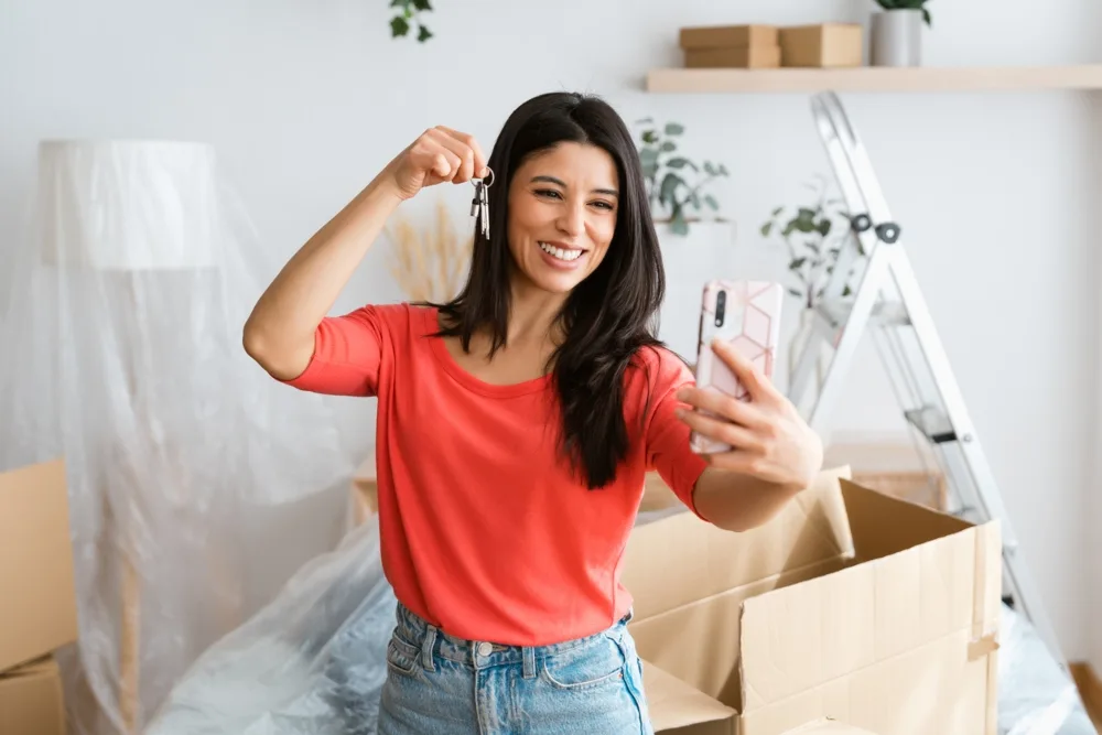 Persona en su nueva casa gracias a puntos infonavit