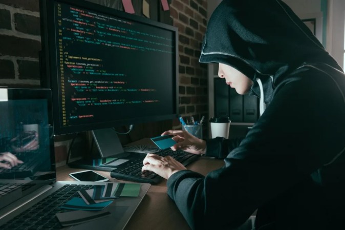 ¿Qué es skimming y cómo puedes protegerte de este fraude?