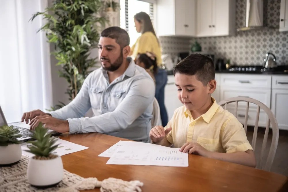Padre enseñandole a ahorrar a su hijo