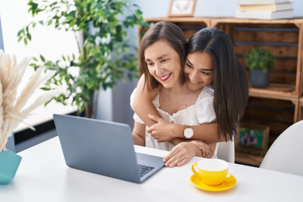 Hija y madre revisando su crédito infovanit