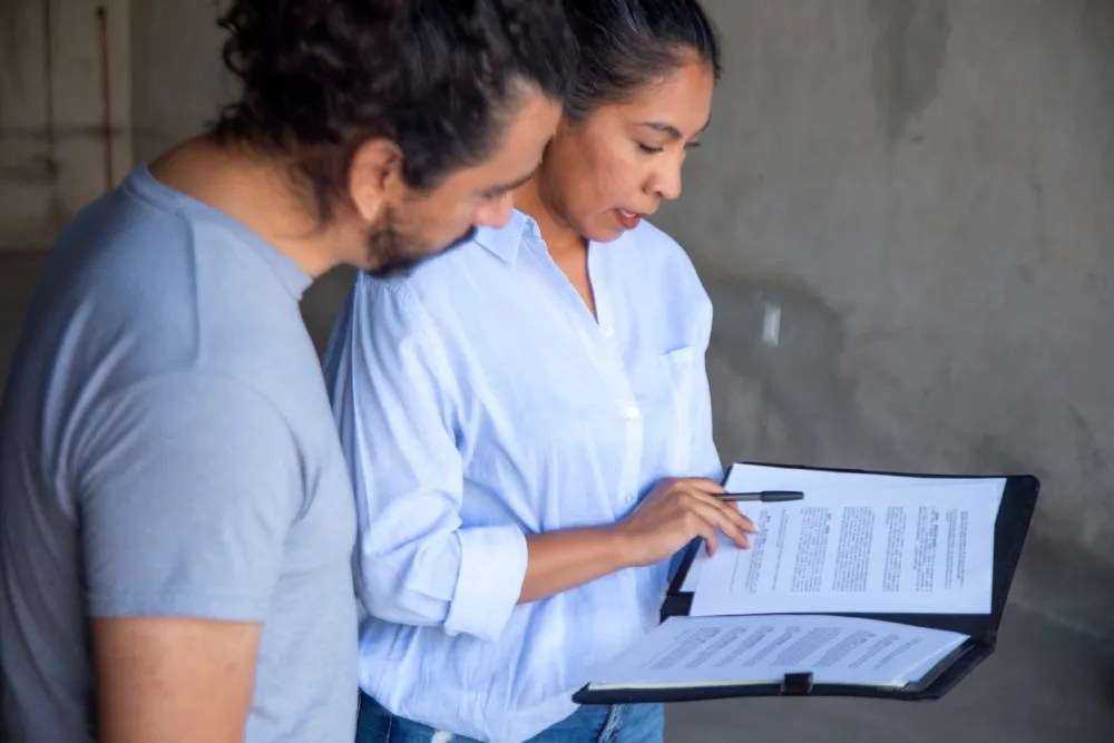 Dos personas leyendo un contrato de seguro de vida