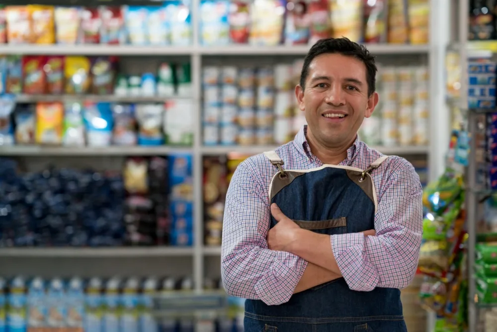 emprendedor en su tienda de comida y abarrotes