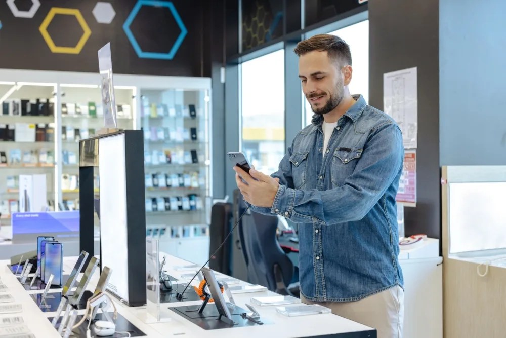 Persona revisando celulares para comprar