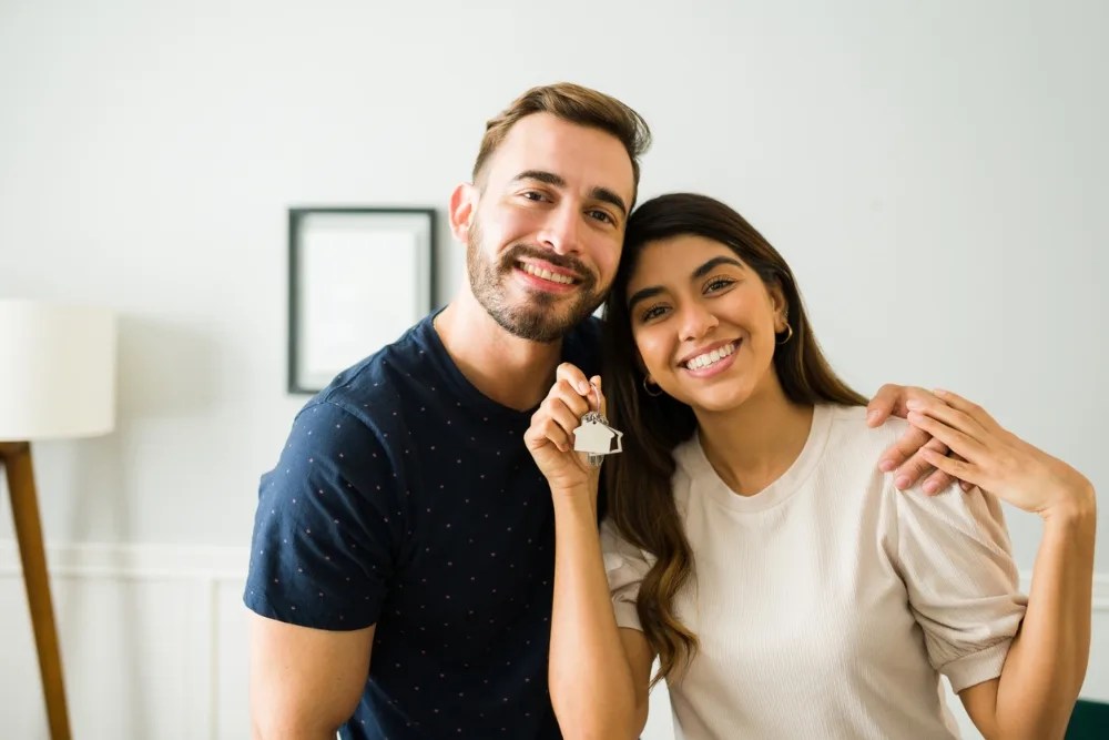 Pareja feliz al comprar su casa con un crédito hipotecario