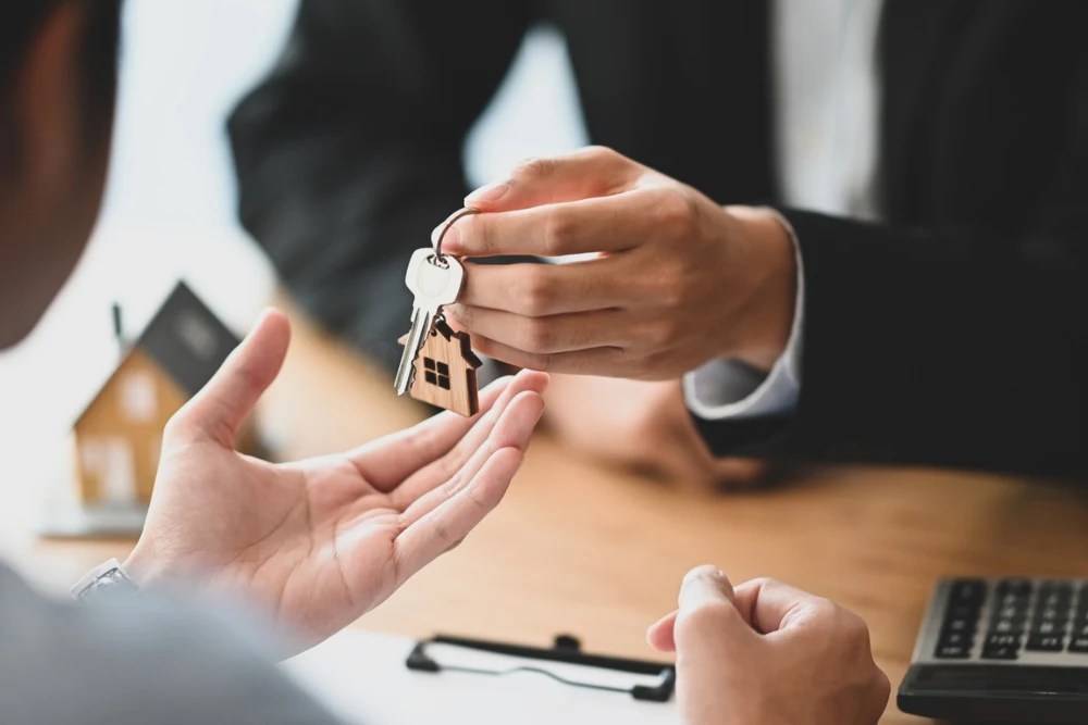 Persona recibiendo las llaves de su nuevo hogar