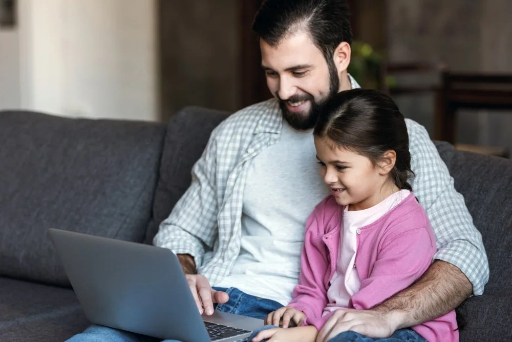 Padre e hija revisando Infonavit para comprar una casa