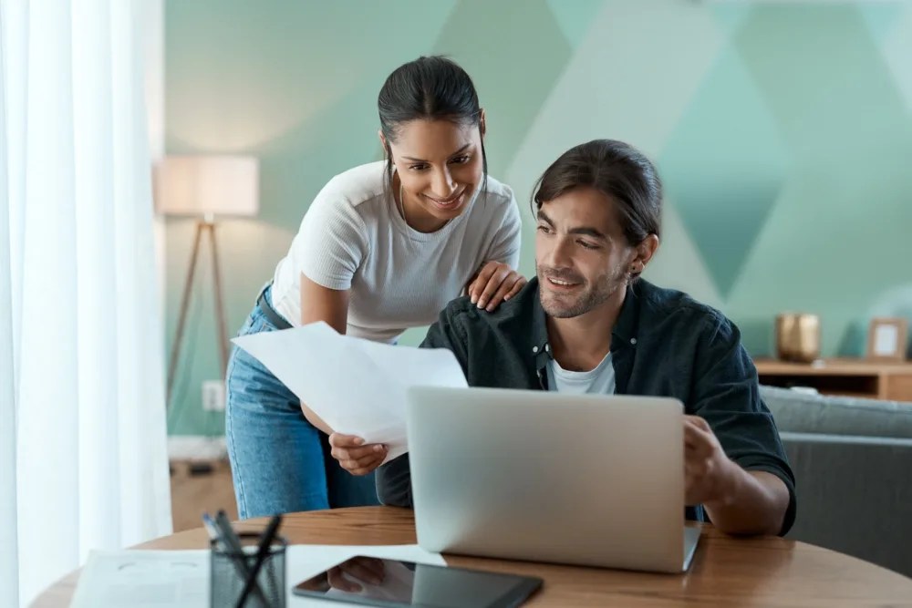 Pareja revisando sus finanzas y tomando decisiones financieras para el futuro