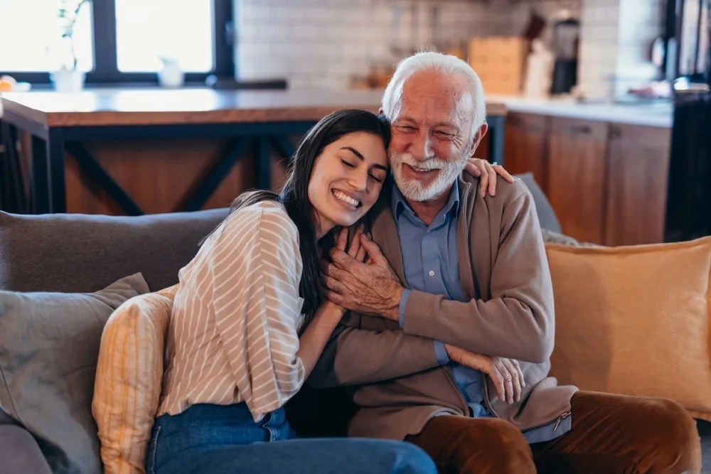 Nieta junto a su abuelo ayudandolo a realizar la portabilidad de derechos