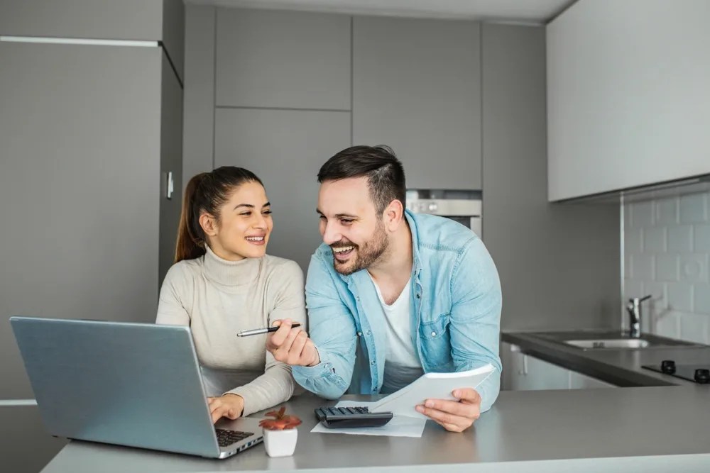 pareja revisando qué es una cuenta mancomunada