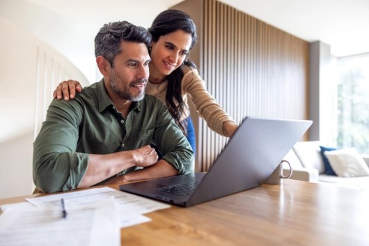 ¿Qué es mejor: ahorrar o invertir? Tips según tu edad y metas