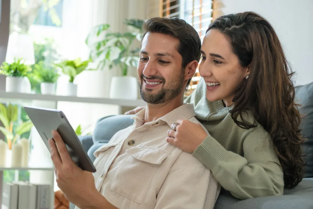 Pareja calculando online su crédito hipotecario