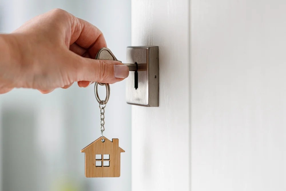 persona abriendo la puerta de su nueva casa