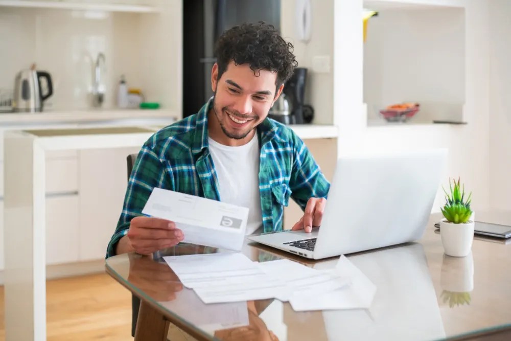 Hombre revisando sus deudas liquidadas e historial crediticio limpio
