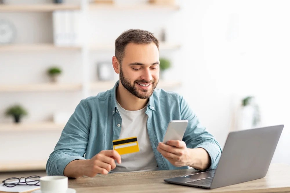 Hombre pagando sus deudas con el aguinaldo