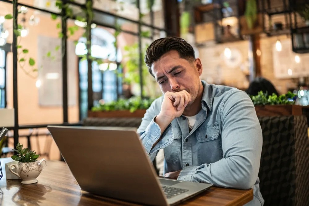 persona estresada por sus finanzas