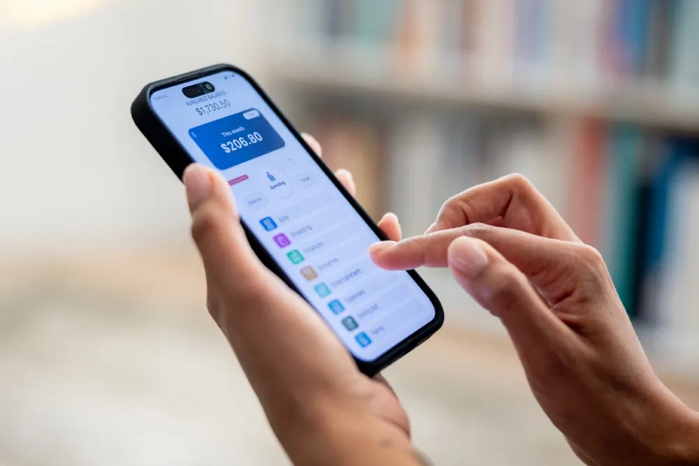 Persona haciendo transferencia bancaria en aplicación móvil