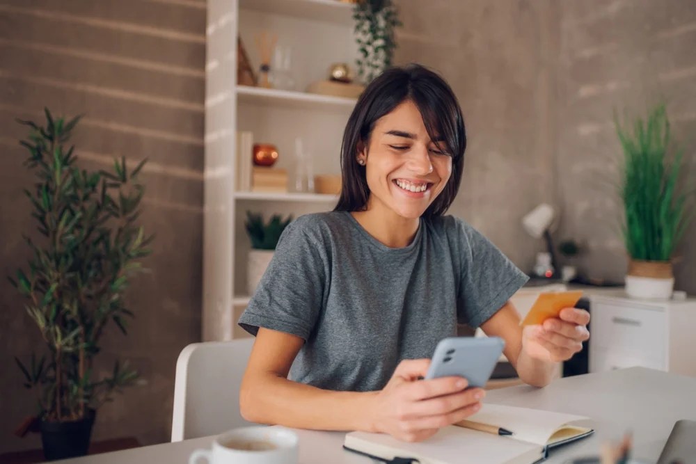 Mujer pagando online con tarjeta de crédito