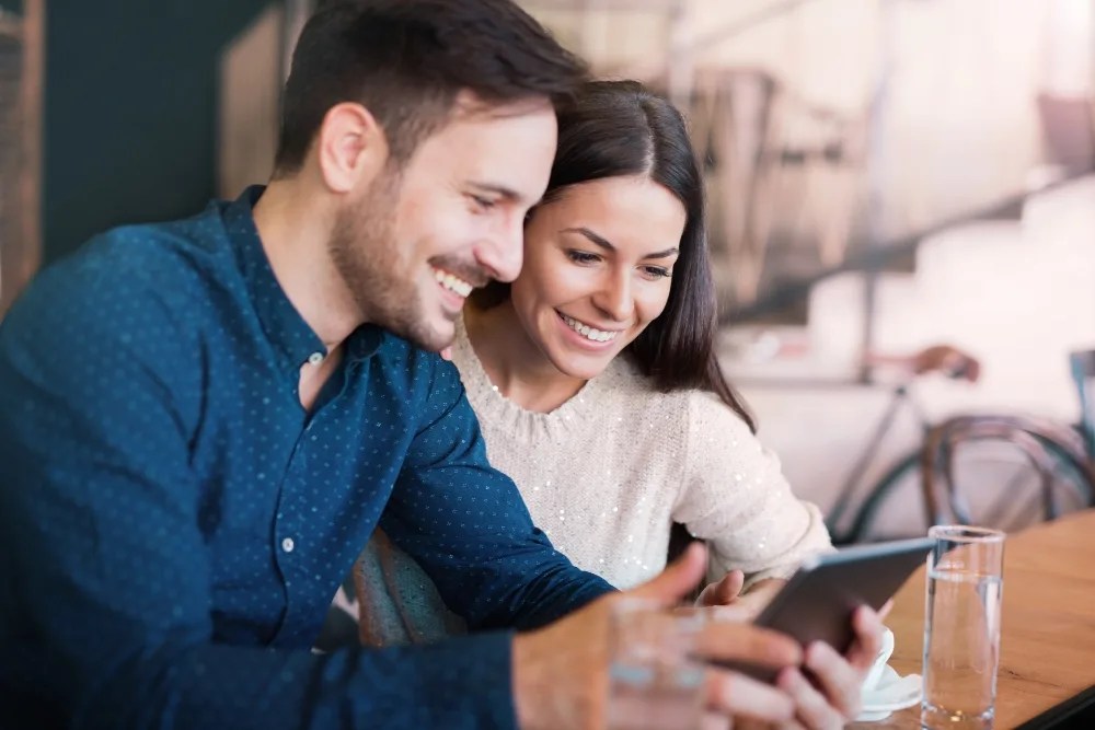 Pareja revisando el enganche de una casa