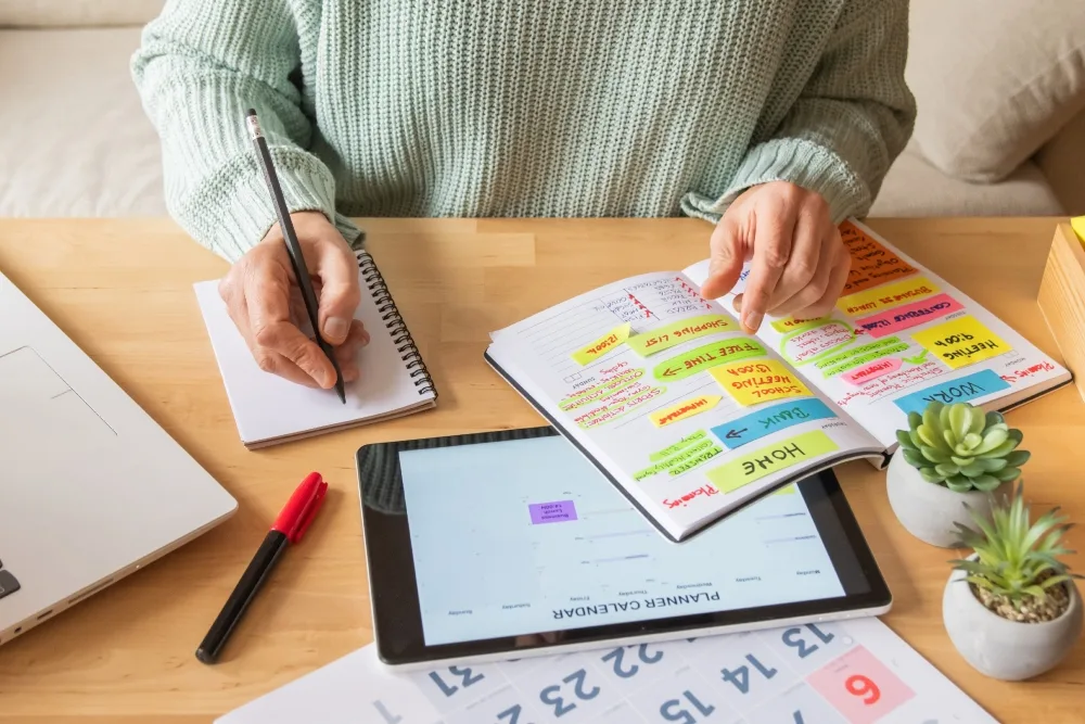 persona organizando su ahorro para vacaciones