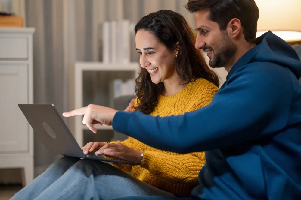 Pareja buscando casas en venta con crédito hipotecario